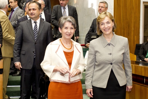 v.li.: Nationalratspräsidentin Barbara Prammer (S) und die kroatische Außenministerin Vesna Pusic betreten den Nationalratssitzungssaal