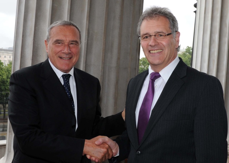 Der Italienische Senatspräsident Pietro Grasso wird durch Bundesratspräsident Edgar Mayer (V) begrüßt