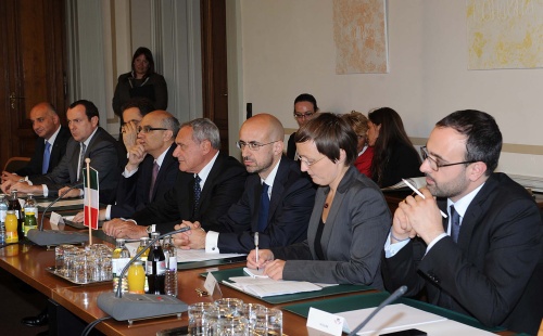 Aussprache. Italienische Delegation mit dem Italienischen Staatspräsidenten Pietro Grasso (4.v.re.)