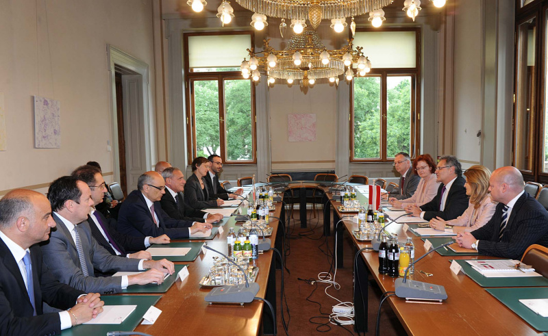 Aussprache. Linke Bildhälfte: Italienische Delegation mit dem Italienischen Staatspräsidenten Pietro Grasso (5.v.li.). Rechte Bildhälfte: Österreichische Delegation mit Bundesratspräsident Edgar Mayer (4.v.re.,V)