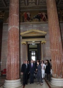 Erste Reihe v.li.: Der Italienische Staatsräsident Pietro Grasso, Bundesratspräsident Edgar Mayer (V) und Veranstaltungsteilnehmerin in der Säulenhalle