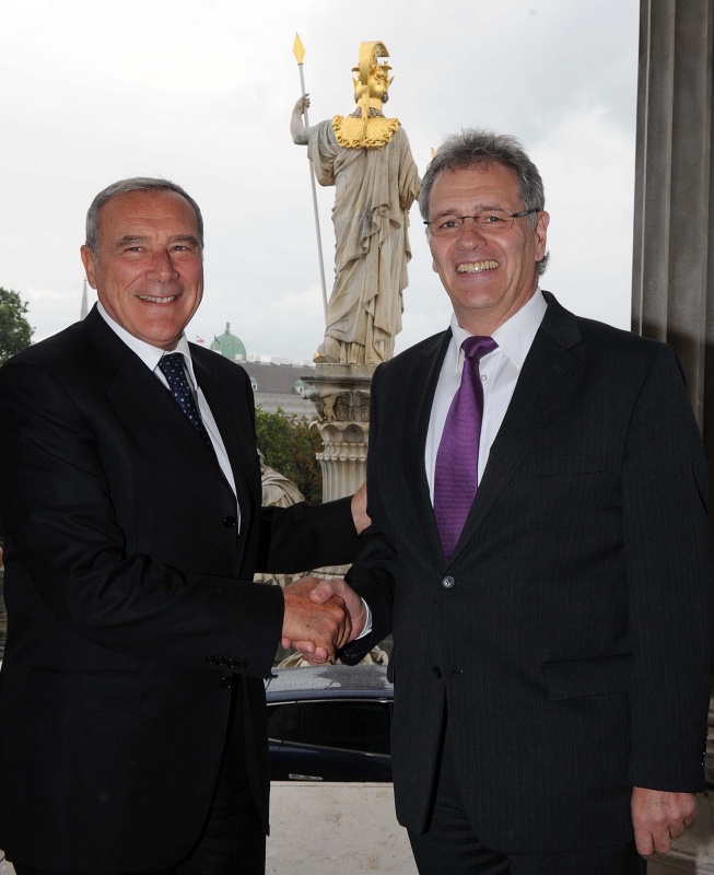 Der Italienische Senatspräsident Pietro Grasso wird durch Bundesratspräsident Edgar Mayer (V) begrüßt