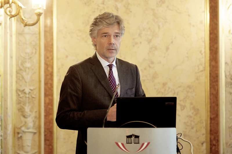 Parlamentsdirektor Harald Dossi bei seiner Begrüßung am Rednerpult