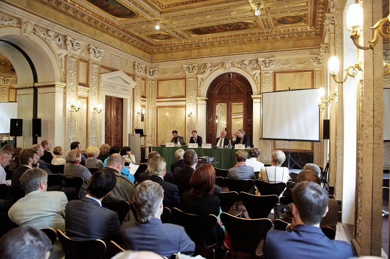 Am Podium v.links: Andreas Thaller, Angelika Schätz, Eduard Pesendorfer und Helmut Berger