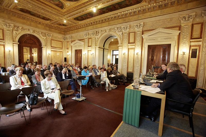 Blick in Richtung VeranstaltungsteilnehmerInnen. Am Podium v.lrechts : Andreas Thaller, Schätz, Eduard Pesendorfer und Helmut Berger