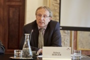 Helmut Berger vom Budgetdienst der Parlamensdirektion am Podium