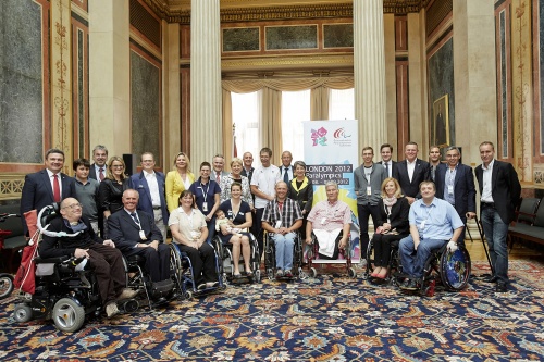 Gruppenfoto mit den SportlerInnen und Nationalratspräsidentin Barbara Prammer (Mitte, S)