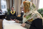 Friedensnobelpreisträgerin Tawakkol Karman beim Eintrag in das Gästebuch. Im Hintergrund Nationalratspräsidentin Barbara Prammer.