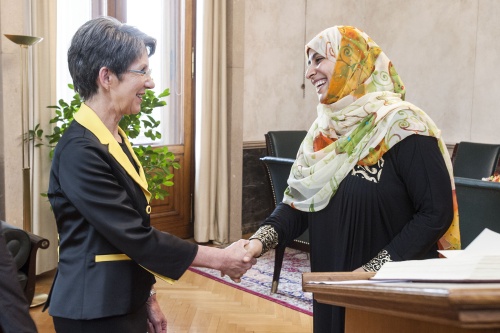 v. li.: Nationalratspräsidentin Barbara Prammer begrüßt  Friedensnobelpreisträgerin Tawakkol Karman.