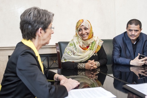 Aussprache .V. li.: Nationalratspräsidentin Barbara Prammer im Gespräch mit Friedensnobelpreisträgerin Tawakkol Karman und deren Gatten Mahammed al-Nahmi.