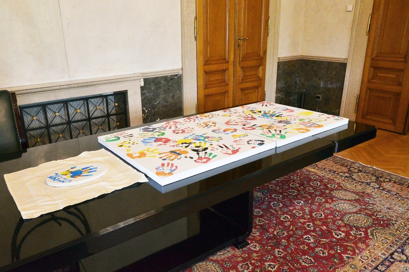 Kunstwerk mit bunten Handabdrücken von Parlamentsbediensteten mit körperlichen Beeinträchtigungen und Abgeordneten aller Parlamentsfraktionen