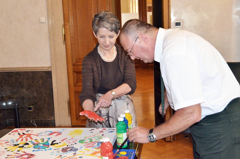 v.li.: Nationalratspräsidentin Barbara Prammer (S) und Behindertenvertrauensperson im Parlament Friedrich Koch bei den Vorbereitungen zum Handabdruck