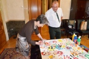 v.li.: Nationalratspräsidentin Barbara Prammer (S) signiert ihren Handabdruck, sowie Behindertenvertrauensperson im Parlament Friedrich Koch