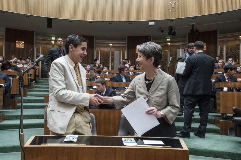 v.re: Nationalratspräsidentin Barbara Prammer (S) begrüßt einen Veranstaltungsteilnehmer