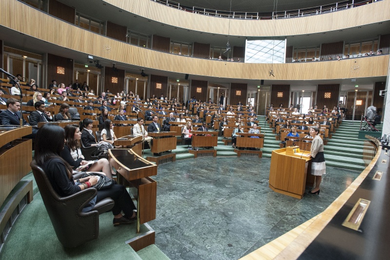 Blick in Richtung VeranstaltungsteilnehmerInnen mit Nationalratspräsidentin Barbara Prammer (S) am Rednerpult