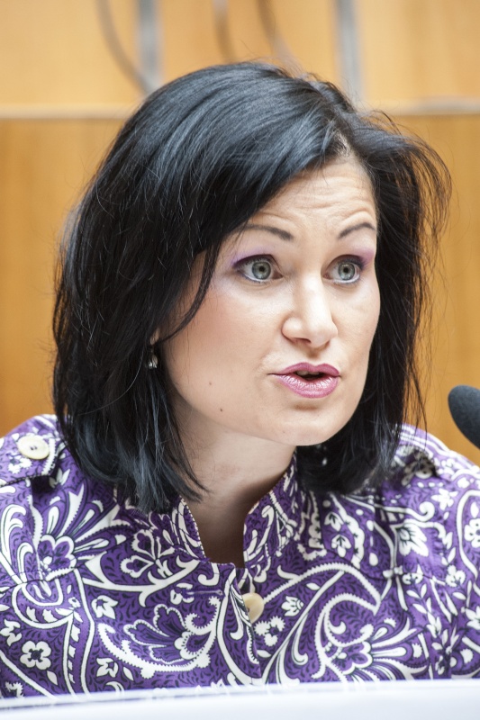 Nationalratsabgeordnete Silvia Grünberger (V) am Podium beantwortet Fragen der Teilnehmer