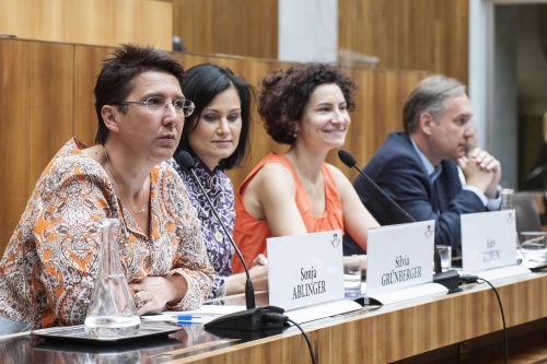Podium v. li.: Die Nationalratsabgeordneten Sonja Ablinger (S), Silvia Grünberger (V), Alev Korun (G) und Walter Rosenkranz (F)