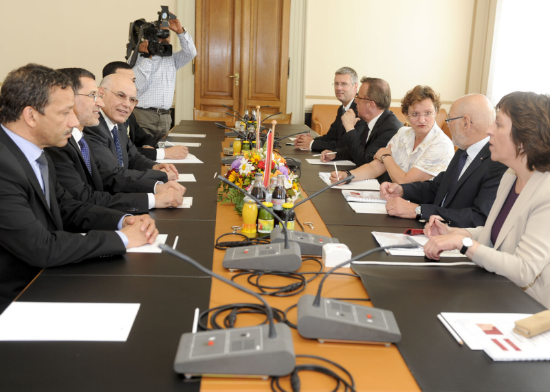 Aussprache. Linke Bildhälfte: Marokkanische Delegation mit dem Minister für auswärtige Angelegenheiten und Zusammenarbeit des Königreichs Marokko Dr. Saad-Eddine El Othmani (2.v.li.). Rechte Bildhälfte: Österreichische Delegation mit Bundesratspräsident Reinhard Todt (S)
