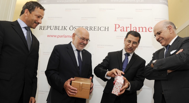 v.li.: Bundesratspräsident Reinhard Todt (2.v.li., S) und der Minister für auswärtige Angelegenheiten und Zusammenarbeit des Königreichs Marokko Dr. Saad-Eddine El Othmani (3.v.li.) bei der Geschenkübergabe