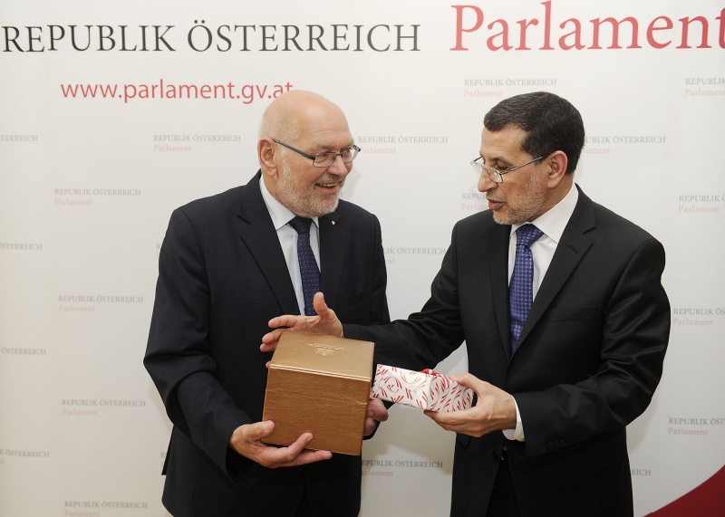 v.li.: Bundesratspräsident Reinhard Todt (S) und der Minister für auswärtige Angelegenheiten und Zusammenarbeit des Königreichs Marokko Dr. Saad-Eddine El Othmani bei der Geschenkübergabe