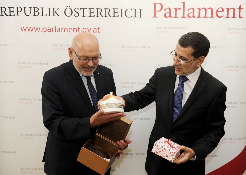 v.li.: Bundesratspräsident Reinhard Todt (S) und der Minister für auswärtige Angelegenheiten und Zusammenarbeit des Königreichs Marokko Dr. Saad-Eddine El Othmani bei der Geschenkübergabe