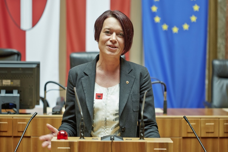 Bundesrätin Sonja Ledl-Rossmann (V) am Rednerpult