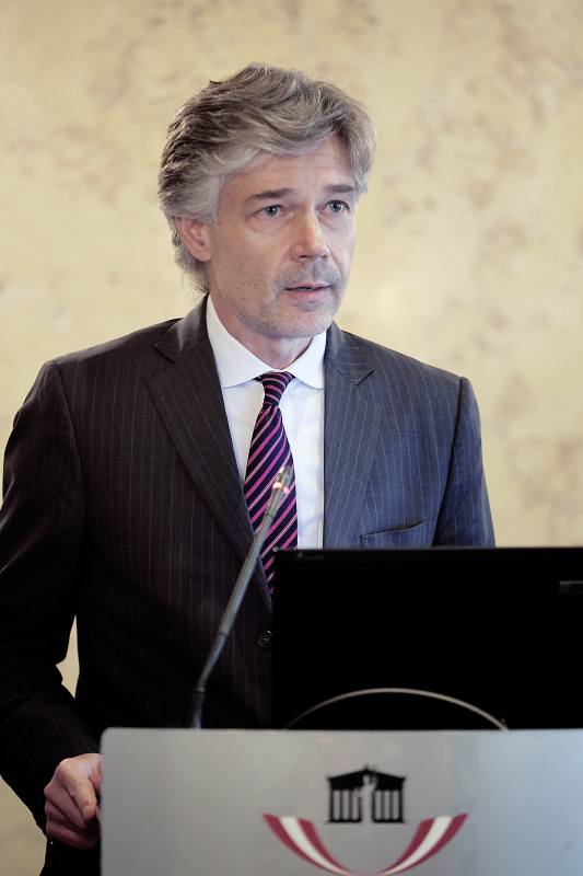 Parlamentsdirektor Harald Dossi am Rednerpult