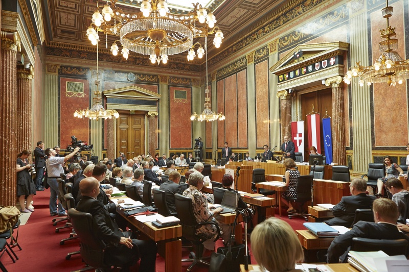 Blick in Richtung Bundesratsmitglieder. Bundesratspräsident Reinhard Todt bei seiner Antrittsrede am Präsidium