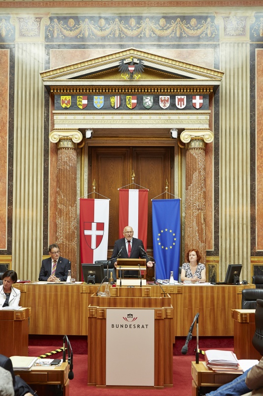 Am Präsidium v.li.: Schriftführer Josef Saller, Bundesratspräsident Reinhard Todt (S) bei seiner Antrittsrede und Bundesratsdirektorin Susanne Bachmann