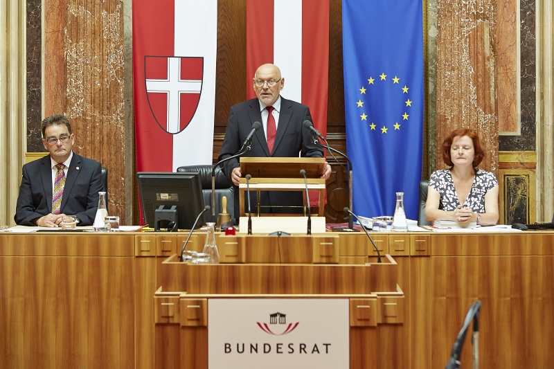 Am Präsidium v.li.: Schriftführer Josef Saller, Bundesratspräsident Reinhard Todt (S) bei seiner Antrittsrede und Bundesratsdirektorin Susanne Bachmann