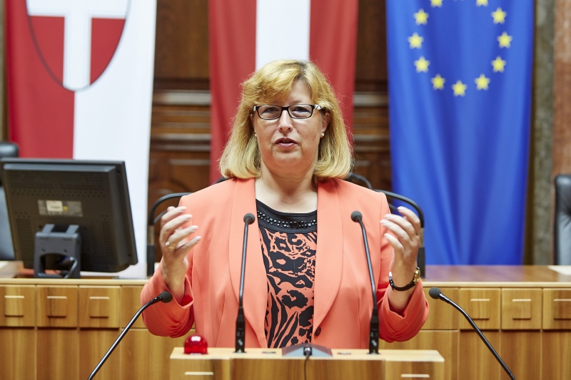 Bundesratsmitglied Ilse Fetik (S) am Rednerpult