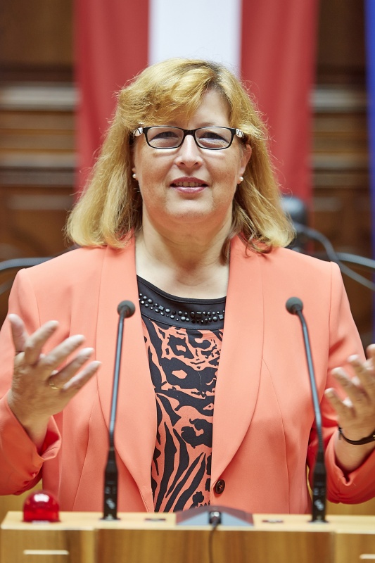 Bundesratsmitglied Ilse Fetik (S) am Rednerpult