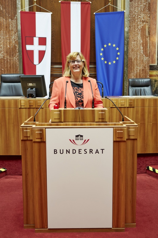 Bundesratsmitglied Ilse Fetik (S) am Rednerpult