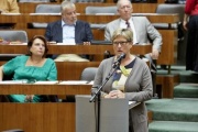 Nationalratsabgeordnete Ursula Haubner (B) bei ihrer Fragestellung am FragestellerInnenpult