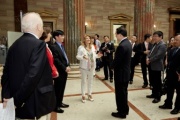 Bundesratsvizedirektorin Alice Alsch-Harant begrüßt die chinesische Delegation