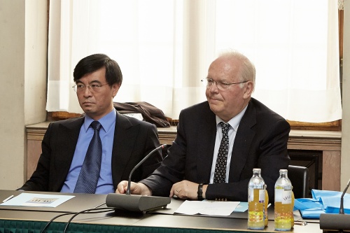 v.li.: Chinesischer Delegationsteilnehmer und Gerd Kaminski