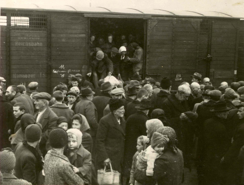 Jüdinnen und Juden bei der Ankunft auf der Rampe im Konzentrationslager Auschwitz-Birkenau
