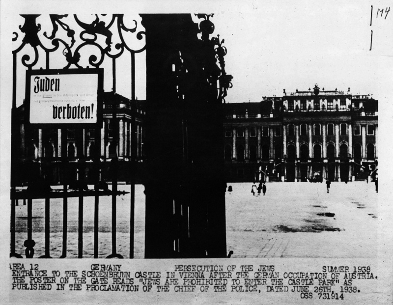 Antisemitische Tafel am Eingang zu Schloss Schönbrunn: "Betreten für Juden verboten", 26. Juni 1938