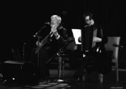 Theodore Bikel beim Gitarre spielen und Marima Ključo beim Akkordeon spielen