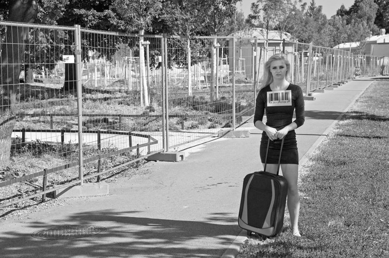 Clara, junges Mädchen mit Koffer