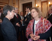 Nationalratspräsidentin Barbara Prammer (S) im Gespräch im einer Veranstaltungsteilnehmerin