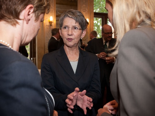 Nationalratspräsidentin Barbara Prammer (S) im Gespräch mit Veranstaltungsteilnehmerinnen