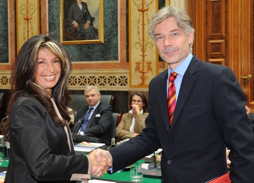 v.re.: Parlamentsdirektor Harald Dossi begrüßt die Honorarkonsulin von Bolivien Cecilia Baldivieso de Witzany