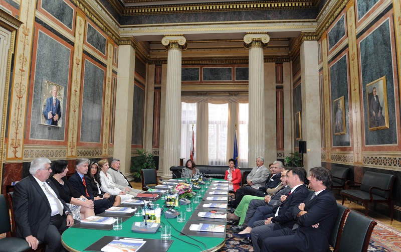 Aussprache. Blick in Richtung VeranstaltungsteilnehmerInnen mit Parlamentsdirektor Harald Dossi (3.v.li.) und der Honorarkonsulin von Bolivien Cicilia Baldivieso de Witzany (4.v.li.)