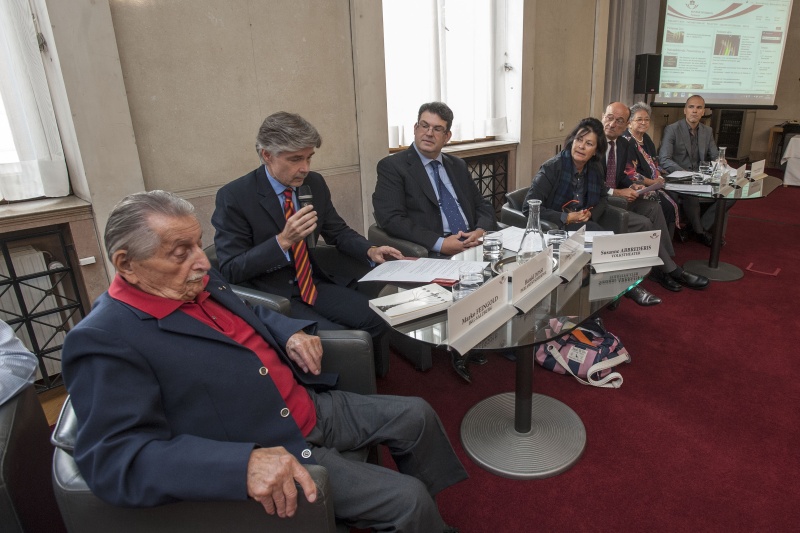 v.li: Der Präsident der Israelitischen Kultusgemeinde Salzburg Marko Feingold, Parlamentsdirektor Harald Dossi am Wort, Präsident der Israelitischen Kultusgemeinde Wien Oskar Deutsch, Chefdramaturgin Volkstheater Susanne Abbrederis, Vorstand KAV Wolfgang Kautek, Vorstandsmitglied des Koordinierungsausschusses für christlich-jüdische Zusammenarbeit Ruth Steiner, Dramaturgische Leitung Burgtheater Andreas Erdmann