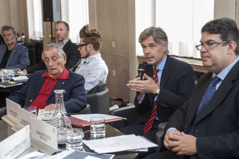 Parlamentsdirektor Harald Dossi (2.v.re.) begrüßt die VeranstaltungsteilnehmerInnen