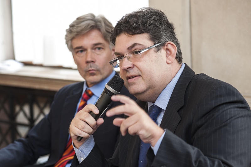 v.li: Parlamentsdirektor Harald Dossi und der Präsident der Israelitischen Kultusgemeinde Wien Oskar Deutsch am Wort