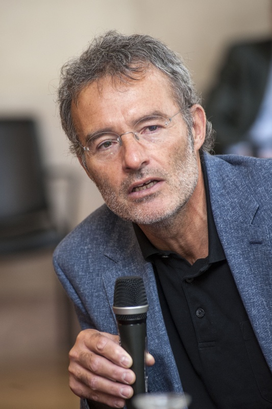 Der Geschäftsführer von erinnern.at Werner Dreier am Wort