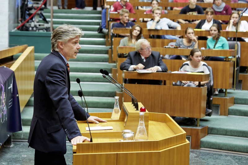 Parlamentsdirektor Harald Dossi begrüßt die VeranstaltungsteilnehmerInnen