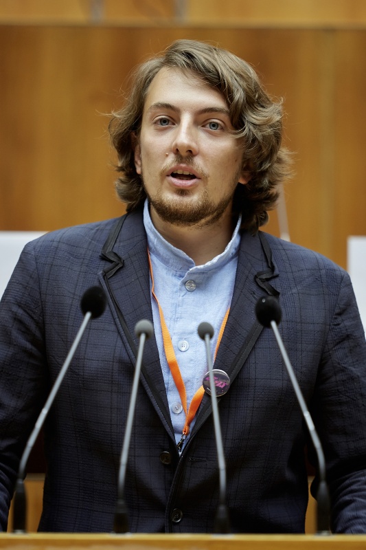 Der Vorsitzende der Bundesjugendvertretung David Neuber am Rednerpult